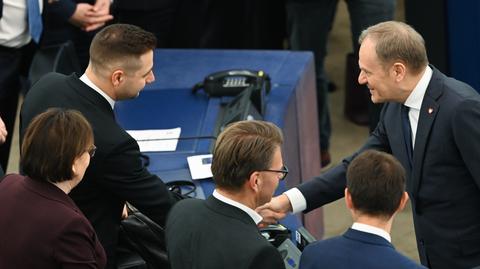 Tusk odpowiada na krytykę, między innymi ze strony europosłów PiS i Konfederacji, w europarlamencie