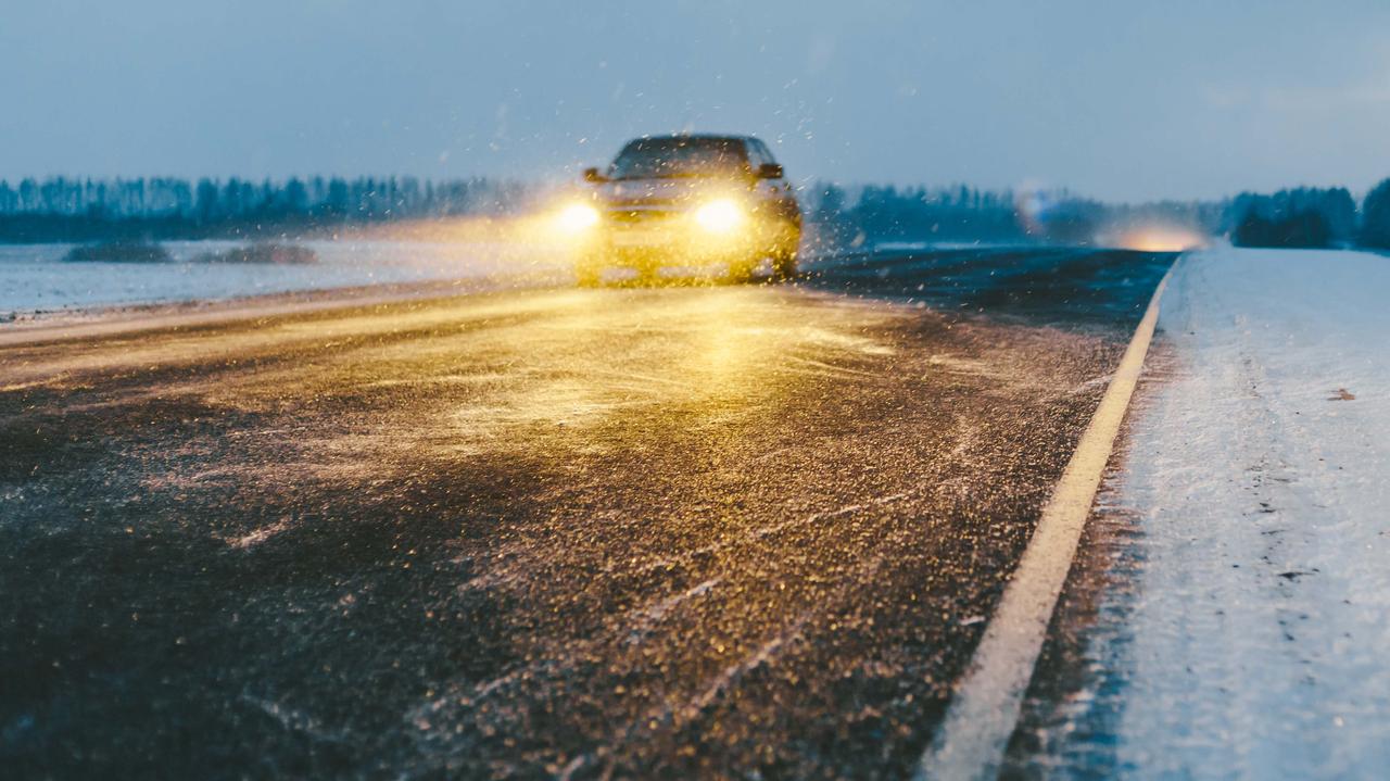 Niebezpieczne warunki na drogach. IMGW ostrzega