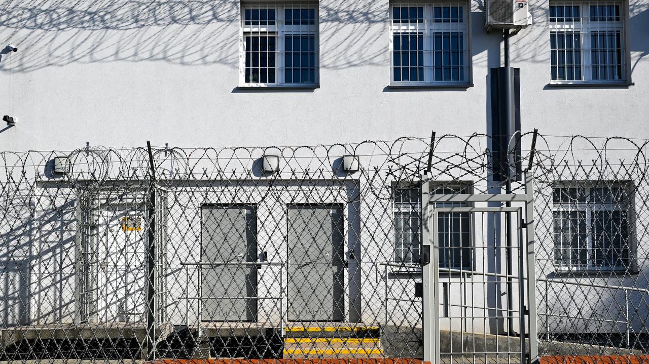 Przepiłowali kraty w oknie, próbowali uciec z aresztu