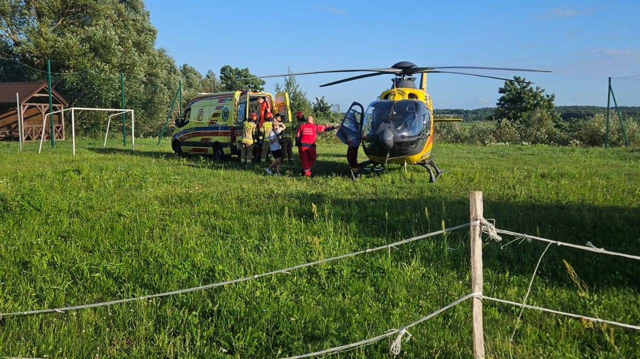 Sześcioletnie bliźniaczki szły poboczem. Potrącił je motocyklista