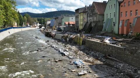 Stronie Śląskie po powodzi. Płynące wraz z wodą śmieci, zniszczoną infrastrukturę drogową (25.09.2024)