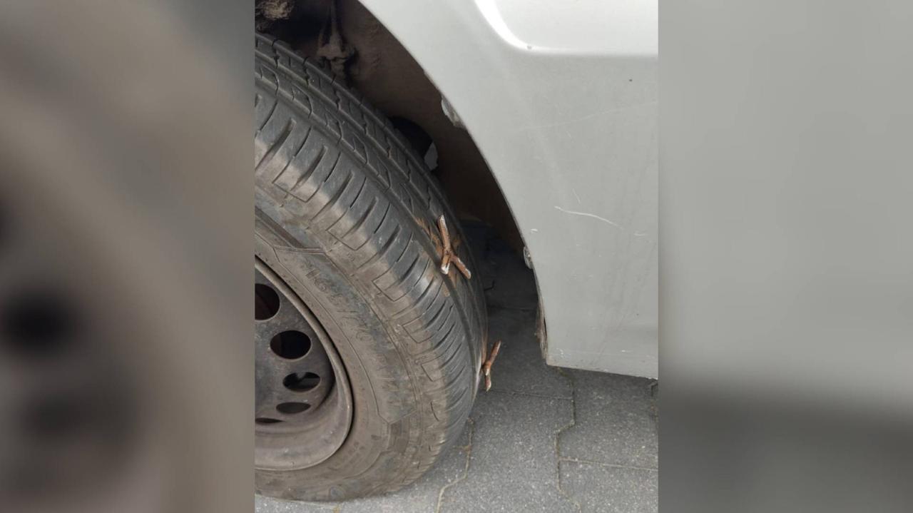 Uciekał przed policją i rozrzucił kolce, uszkodził radiowóz i kilka aut