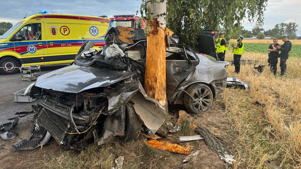 Samochód owinął się wokół drzewa. Nie żyje 38-latek
