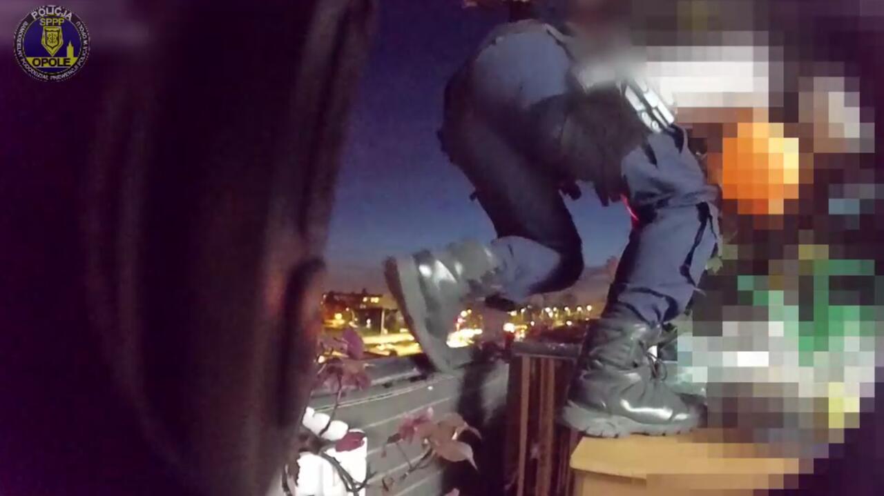 "Co się dzieje panie kochany?". Policjanci po balkonach weszli do mieszkania rannego mężczyzny