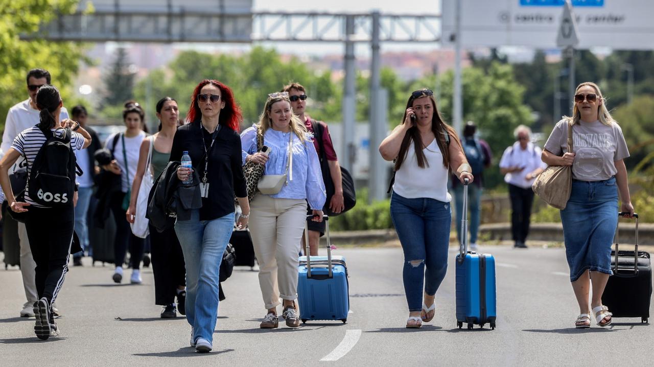 Masa odwołanych lotów, pasażerowie utknęli w pociągach