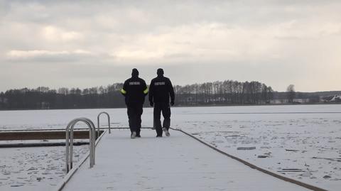 Pod dzieckiem stojącym na zamarzniętym jeziorze załamał się lód