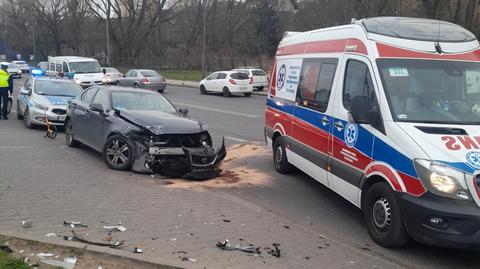 Karetka transportowa zderzyła się z samochodem w Szczecinie