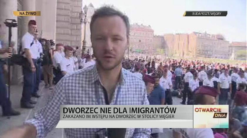 Wysłannik TVN24 przed zamkniętym dworcem w Budapeszcie