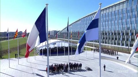 Hymn NATO odegrany podczas ceremonii wciągnięcia flagi Finlandii na maszt