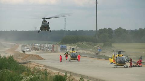 Wojskowy Mi-17 dociera na miejsce wypadku