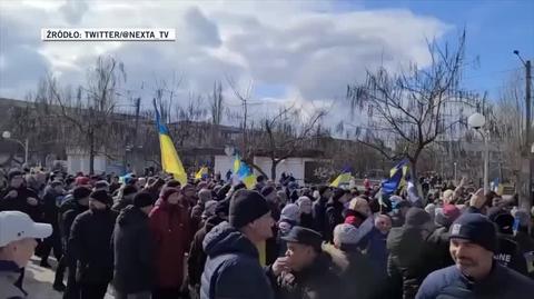 Wiec przeciwko rosyjskiej okupacji w Nowej Kachowce 
