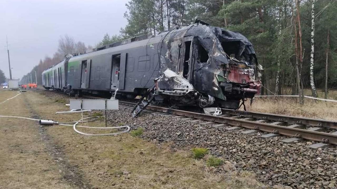 Zderzenie na przejeździe kolejowym. Kierowca samochodu nie żyje, ranna pasażerka pociągu