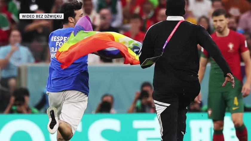 Mundial. Kibic wbiegł na boisko z flagą LGBT+