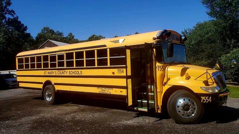 Mońki. Uczniowie zespołu szkół kupili amerykański bus. Liczą, że 1 września wjedzie na plac przed szkołą