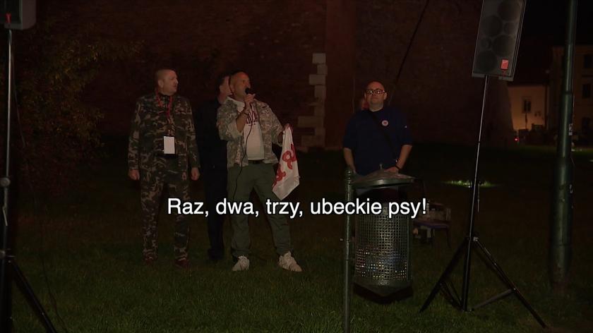 Jarosław Kaczyński odwiedził grób brata. Przy wjeździe na Wawel zgromadziły się dwie grupy
