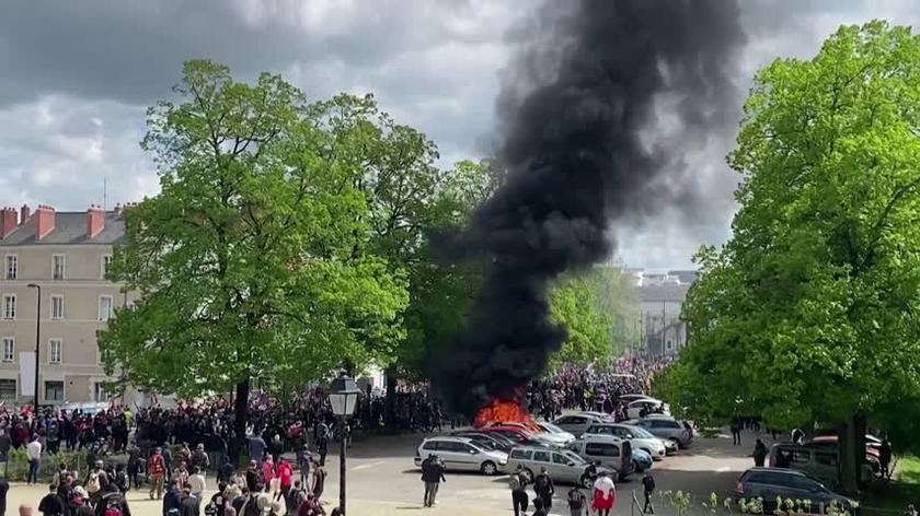 Protesters in Nantes set cars on fire