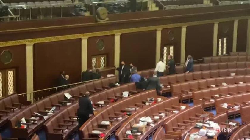 Ochrona Kapitolu broni wejścia w sali obrad Senatu 
