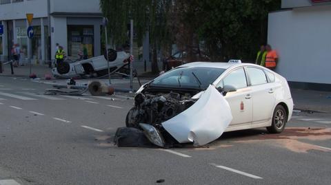 Zderzyły się dwa samochody. Jeden wjechał w grupę osób. Relacja reportera TVN24