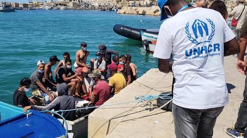 Włochy: Nagranie z akcji wyciągania migrantów z morza