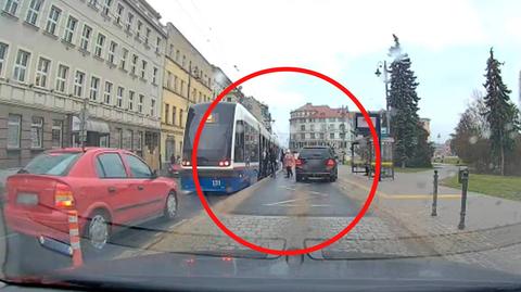 Bydgoszcz. Pasażerowie wsiadali i wysiadali z tramwaju, kierowca ruszył.