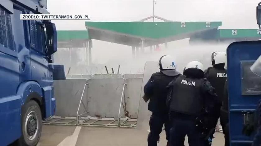 MON: atak migrantów na przejściu granicznym w Kuźnicy
