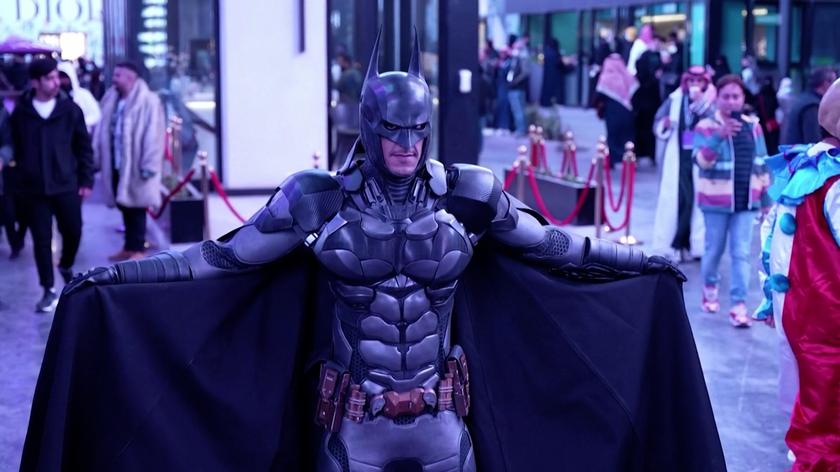 Mężczyzna przebrany w strój Batmana. Wideo archiwalne