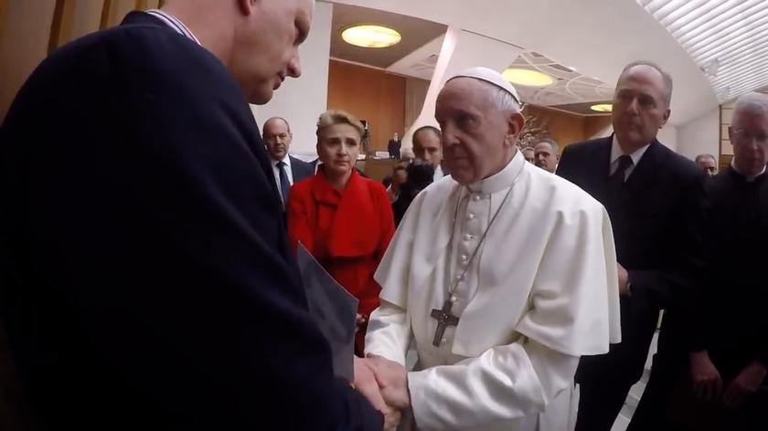 Papież z nim porozmawiał i ucałował jego dłoń. "Obiecał", że zapozna się z raportem