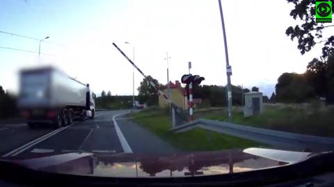 Samochód ciężarowy przejeżdża przez zamykający się przejazd kolejowy (materiał z 12.09.2022)