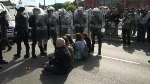 Incydent na Marszu Równości. Grupa osób zablokowała paradę