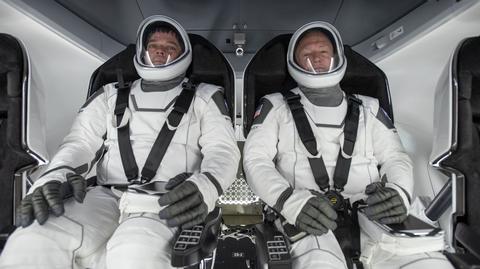 Bob Behnken i Doug Hurley na pokładzie statku Dragon podczas pierwszej próby startu misji Demo-2 