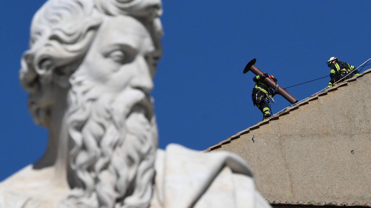 Tak dowiemy się o wyborze papieża