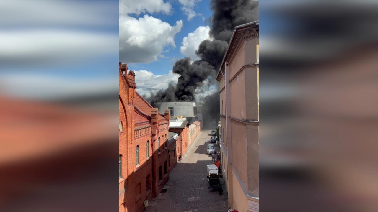 Pożar w centrum miasta. Płonie budynek straży pożarnej