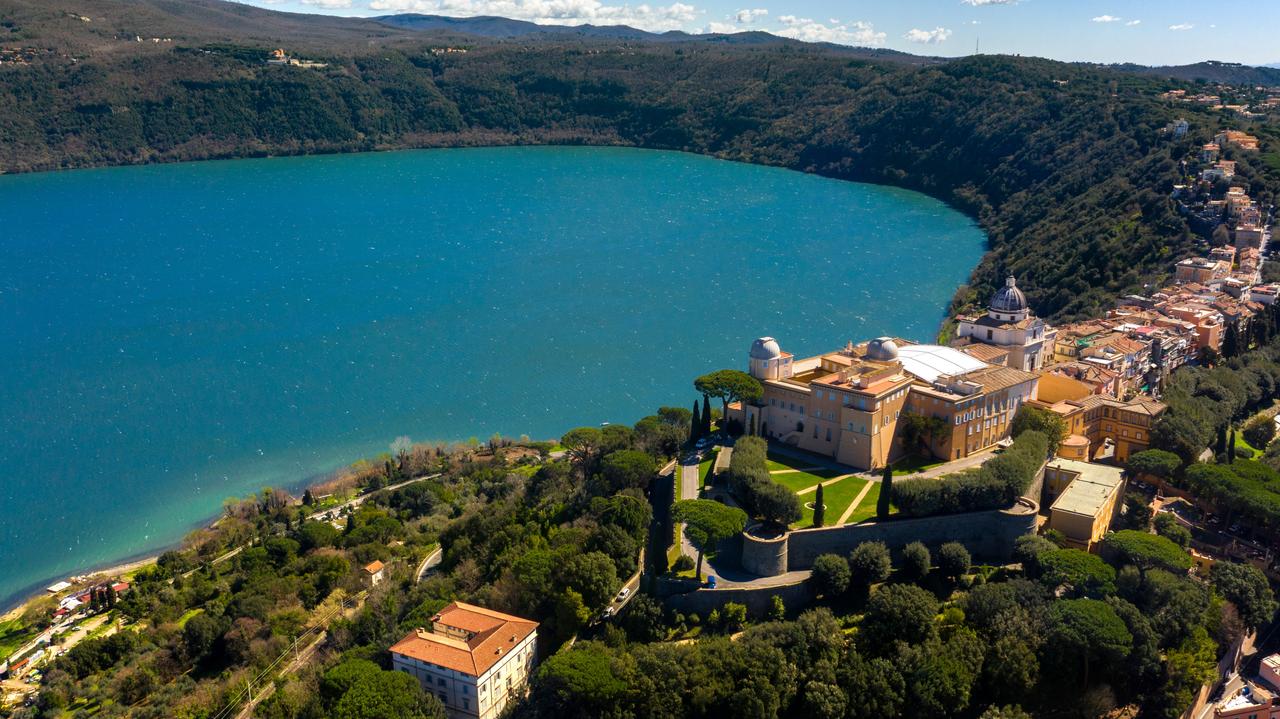 Papież Leon XIV opuści Watykan, by schronić się przed skwarem