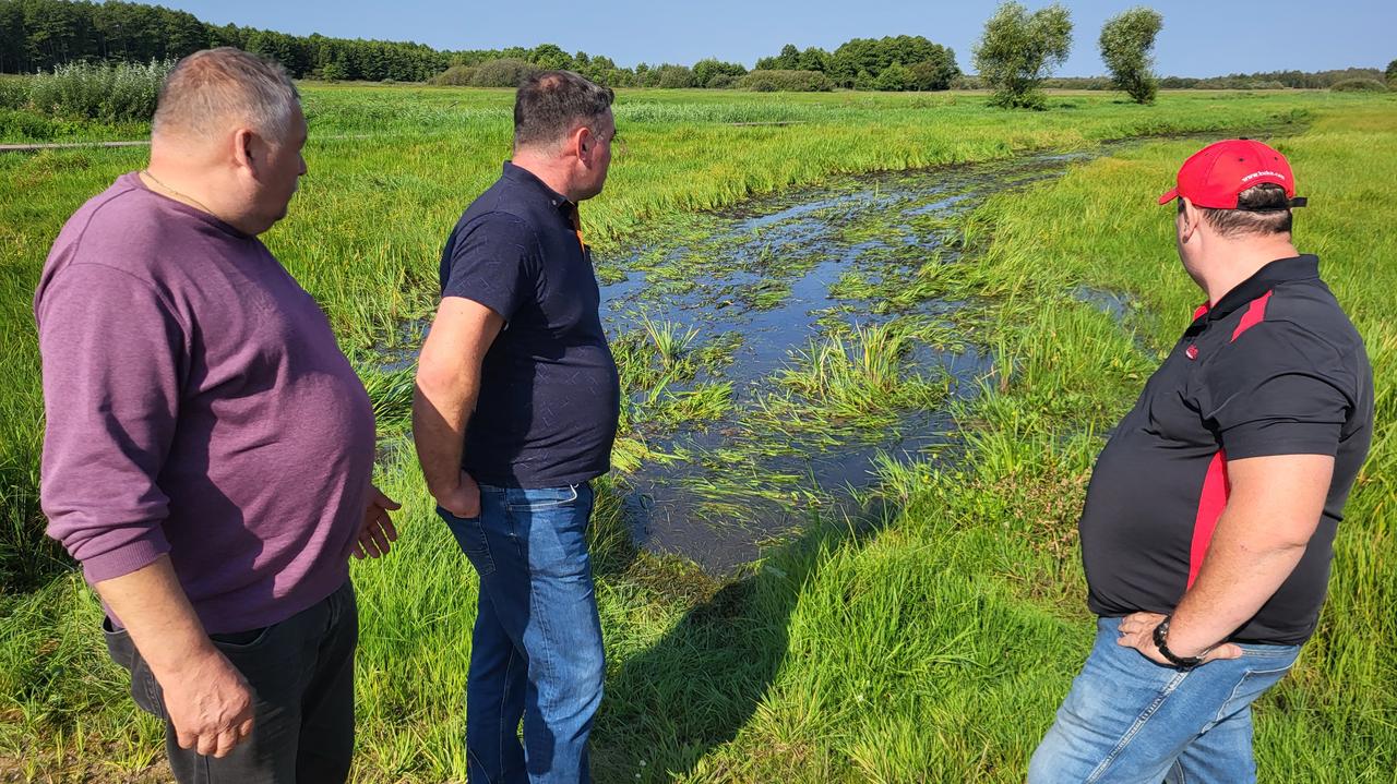 Nie mogą kosić łąk, bo stoi na nich woda. To może skończyć się dla nich karą