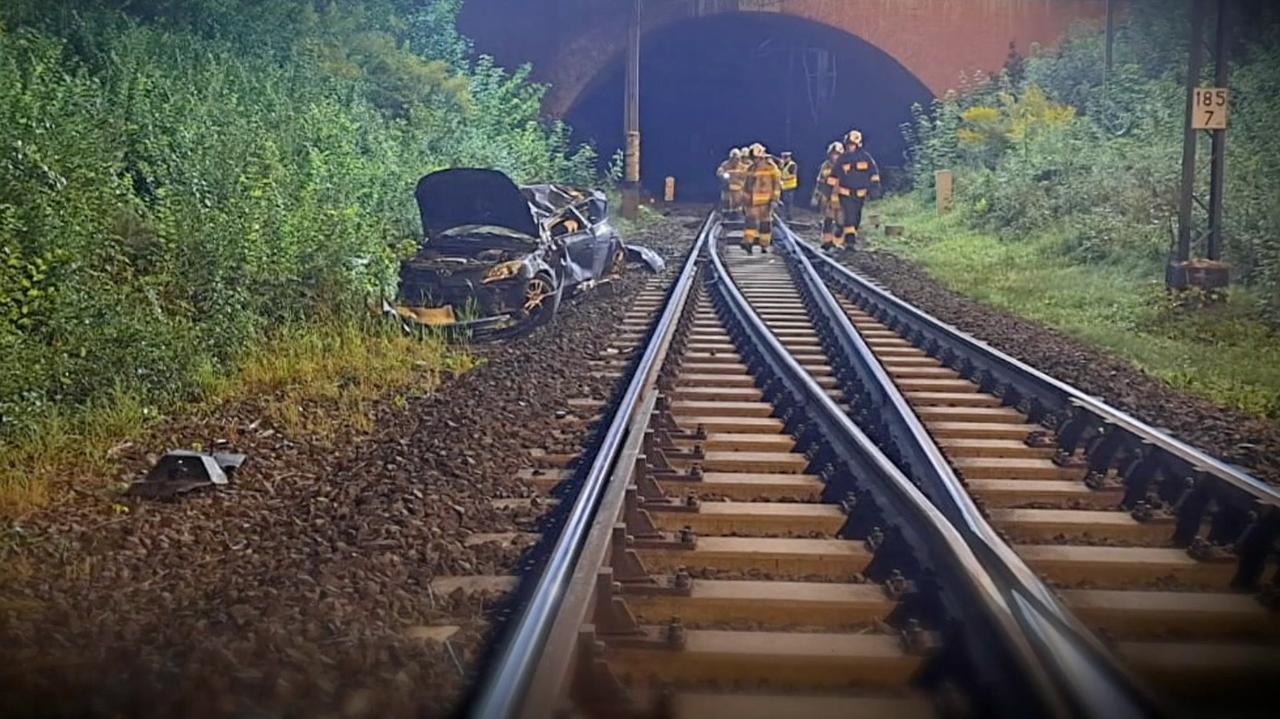 Samochód spadł z wiaduktu prosto na tory. 19-letni kierowca wyszedł z auta, zanim nadjechał pociąg