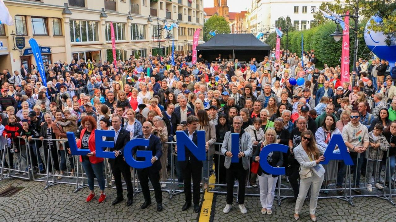 Zdjęcie mieszkańców w kapsule czasu, z doklejoną wiceprezydent