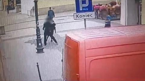 Białystok. Policji twierdzi, że nikt nie zniszczył pomnika Zamenhofa. Na filmie widać, że przewrócił się po przypadkowym dotknięciu