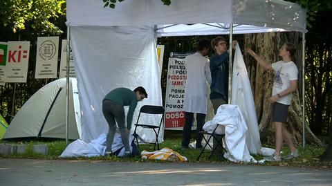 "Białe miasteczko" przed kancelarią premiera