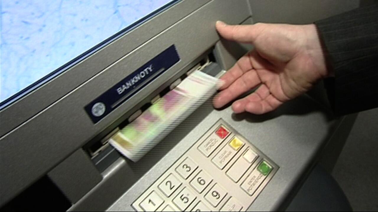 Nerwowo kręcił się przy bankomacie, miał sporo gotówki