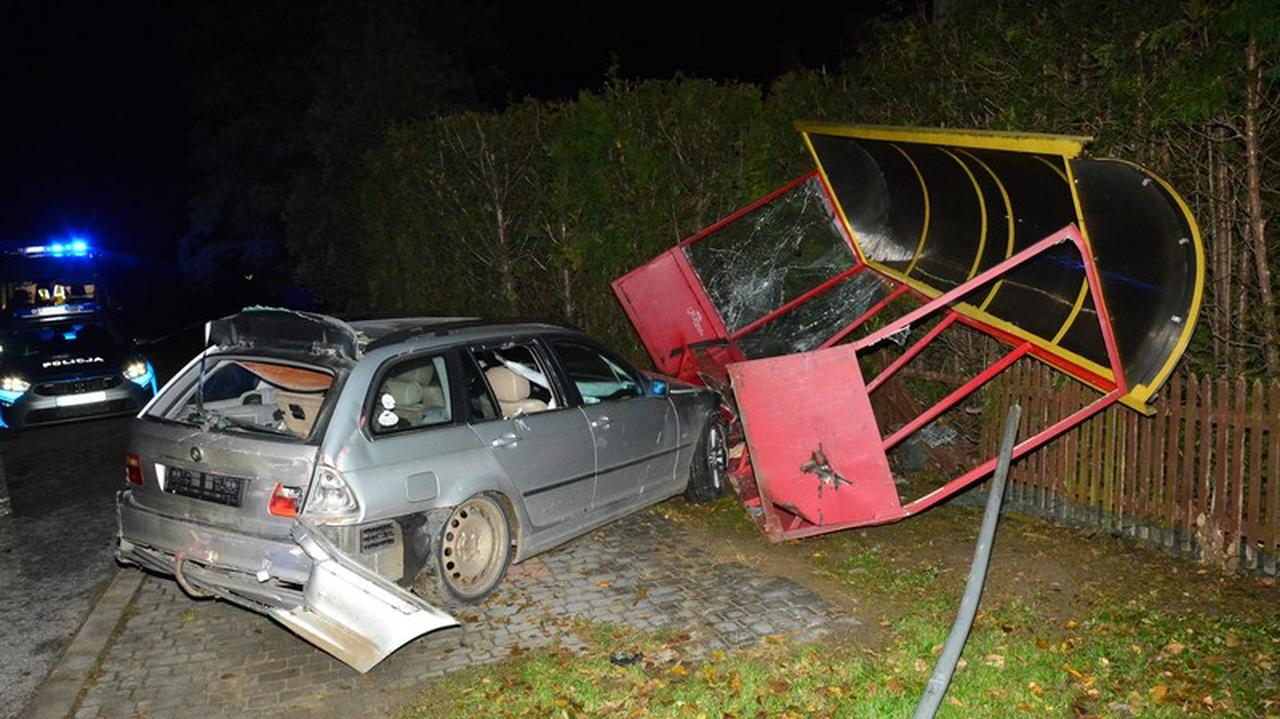 17-latek potrącił pieszego i wjechał w przystanek