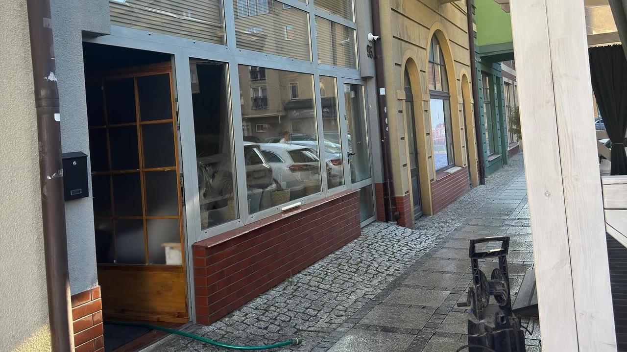Restauracja oblana śmierdzącą substancją, właściciele dostali groźby. Sprawą zajmuje się policja