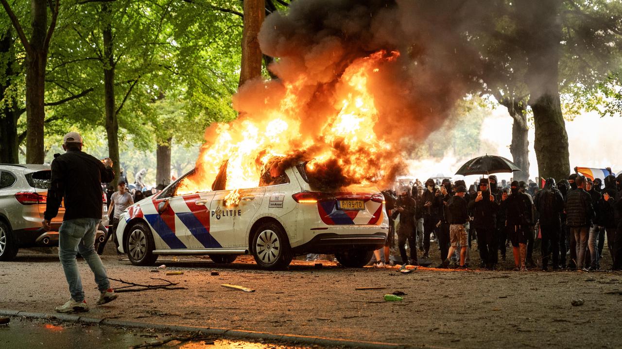 Miała być pokojowa demonstracja. Starcia z policją, spalony radiowóz