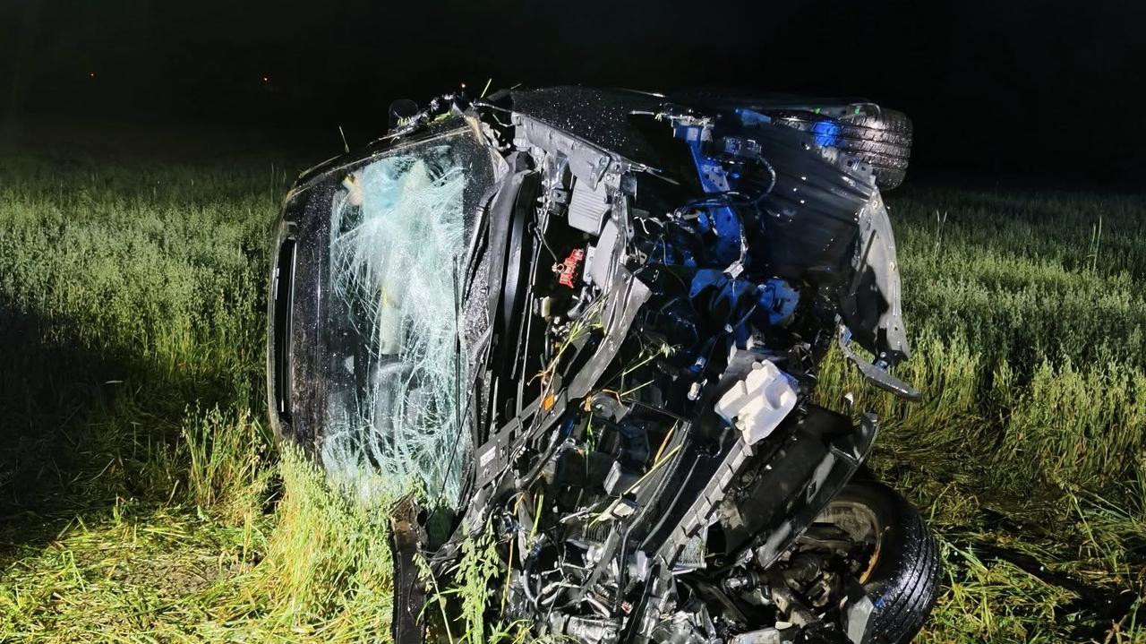 Pijana kobieta w ciąży jechała z 6-letnim dzieckiem. Auto dachowało