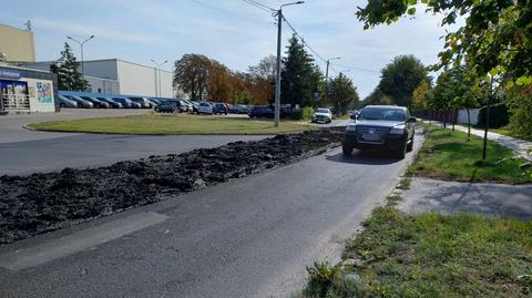 Z ciężarówki wysypał się obornik na ulicę