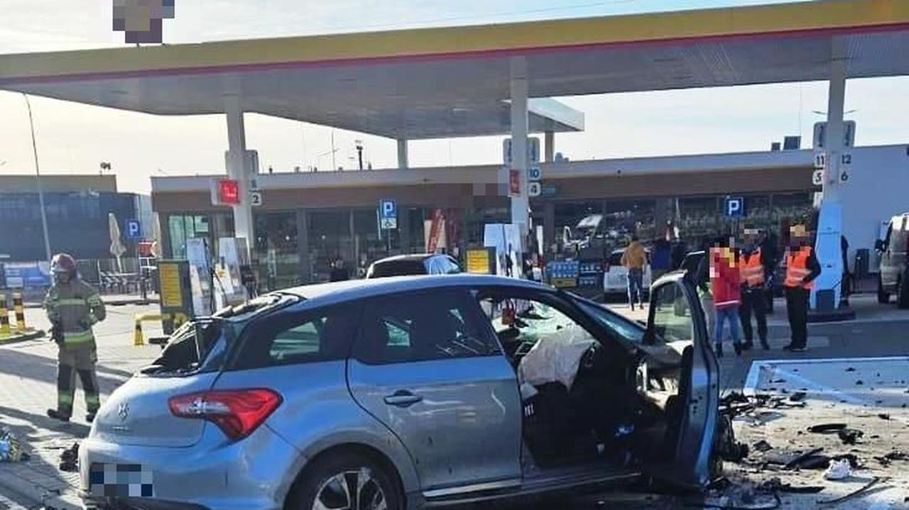 Zjechał z trasy, uderzył w słup i przekoziołkował na stację