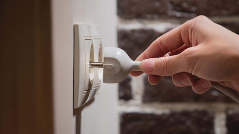prad wtyczna elektrycznosc shutterstock_2144849327