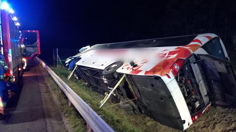 Autobus wpadł do rowu i przewrócił się na bok