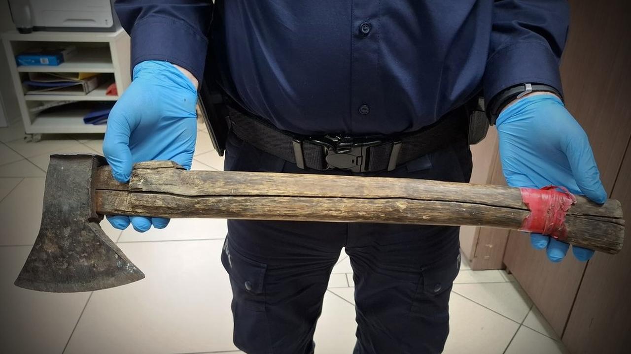 Weszli przez okno i zaatakowali siekierami. Przegoniła ich kobieta, także z siekierą