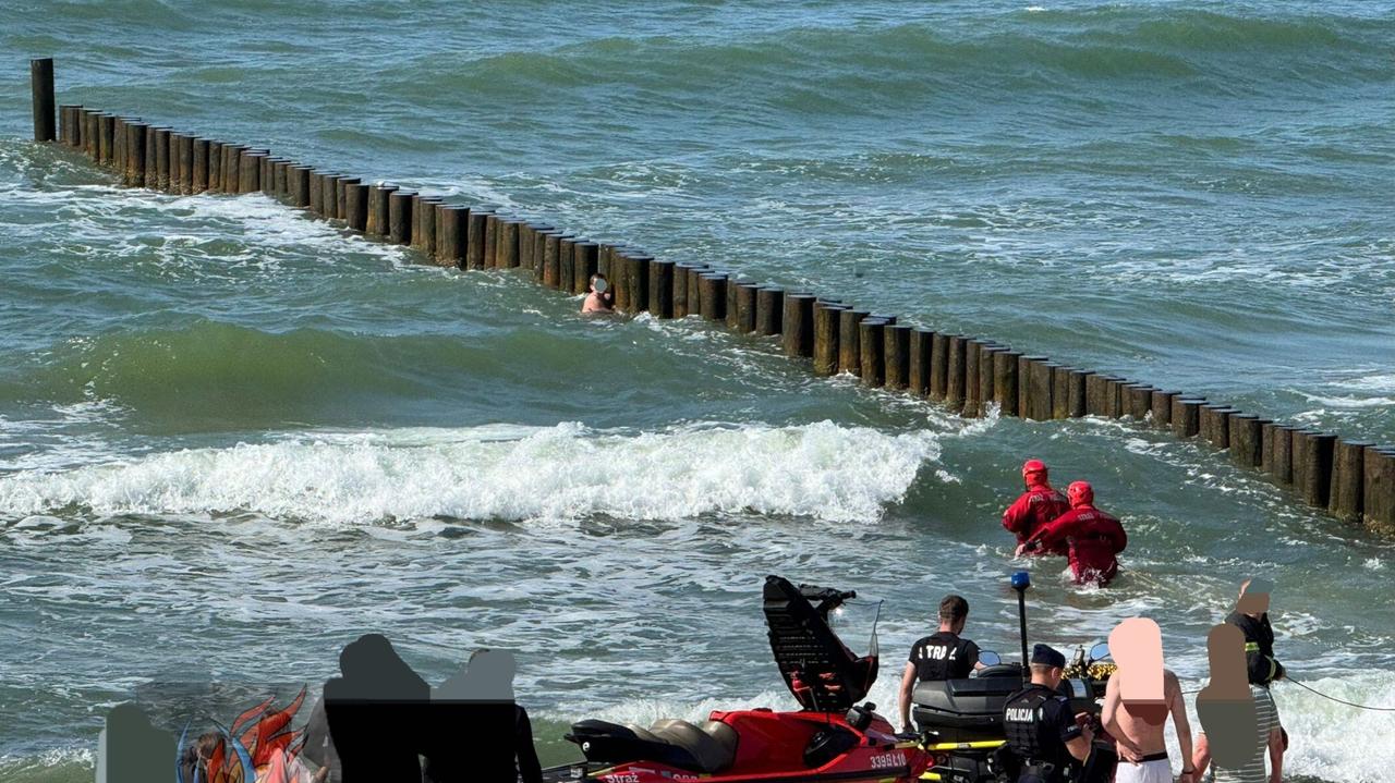 Utknął przy falochronie. Z morza wyciągnęli go strażacy
