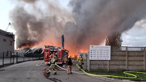 Piotrów Trybunalski. Wielki pożar zakładu usług komunalnych. Ogień już się nie rozprzestrzenia